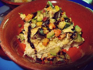Quinoa in teglia con verdure estive, mandorle tostate e riduzione di balsamico