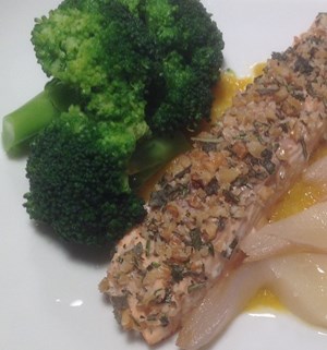 Trancio di salmone in crosta con salsa di pere e broccoli