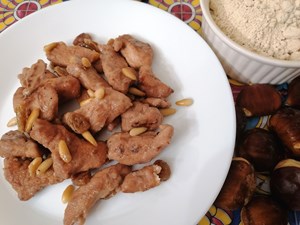 Straccetti di pollo al profumo di castagne con pinoli e uvetta