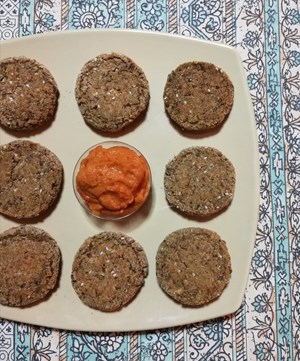 Mini burger di lenticchie con salsa di carote e pomodori secchi