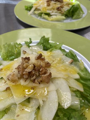 Insalata di pere, formaggio e noci