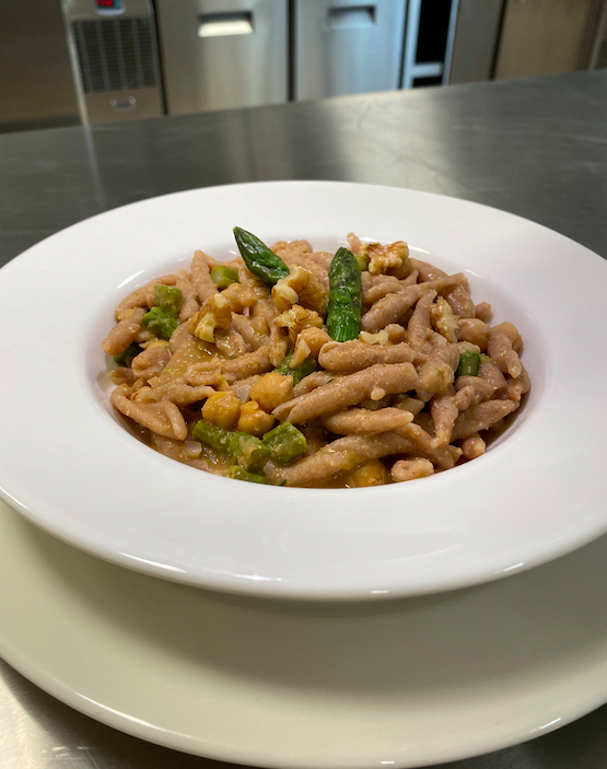 Strozzapreti Di Farro Con Ceci Ed Asparagi
